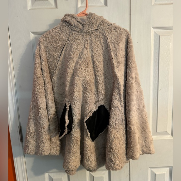 ABOMINABLE SNOWBABE PONCHO - Picture 3 of 4